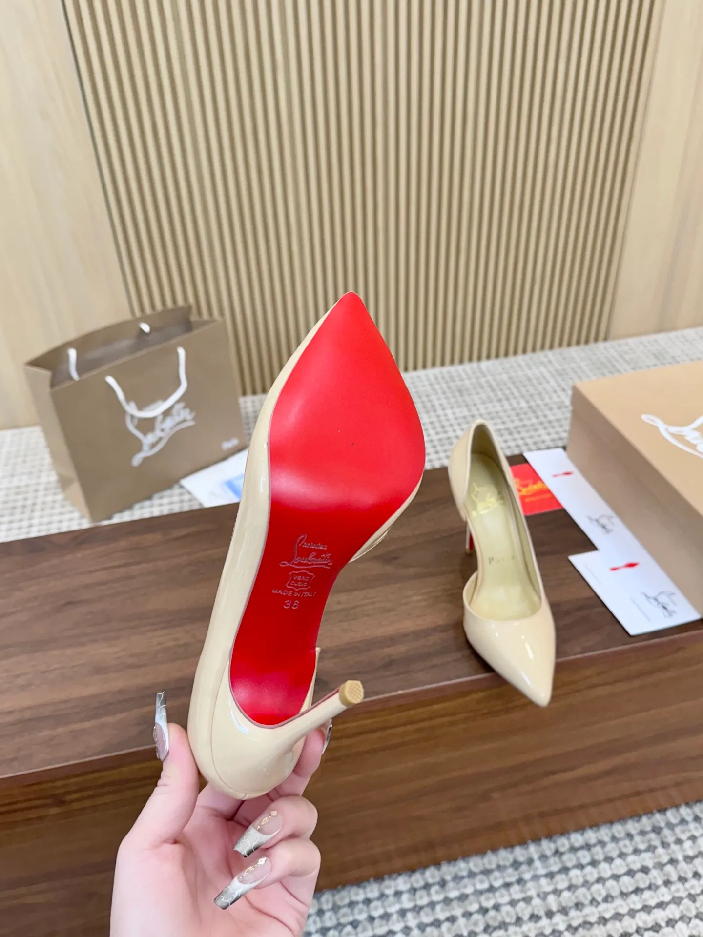 💕💕Factory direct selling price p440💕💕 Genuine leather sole +40 shipped all year round💝Christian Louboutin CL👠 "Imported cow patent leather💎Side hollow series" noble and luxurious, real blingbling👟👟 real materials, all customized by the pattern maker, and the materials are made of original customized materials to achieve the taste of the original 5 color options💍 Upper: Imported 👉cow patent leather💪 Lining: Sheepskin foot pad/lining Size: 34-40.41.42 Heel height: two options: 10.5cm and 8.5cm